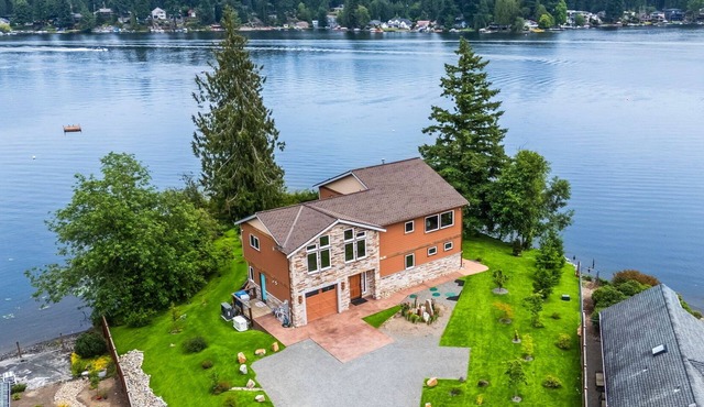 NEW Spacious Lakefront Lodge includes Breakfast
