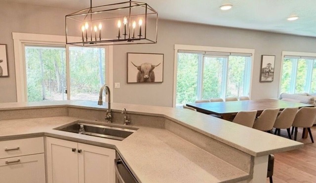 NEW Spacious Luxury Retreat in Exclusive Point Beach with Lake Access