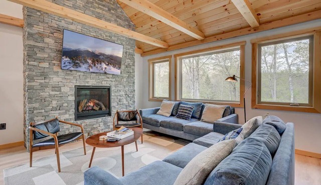 New Spacious Ski Home-Hot Tub + Game Rm/Sleeps 12