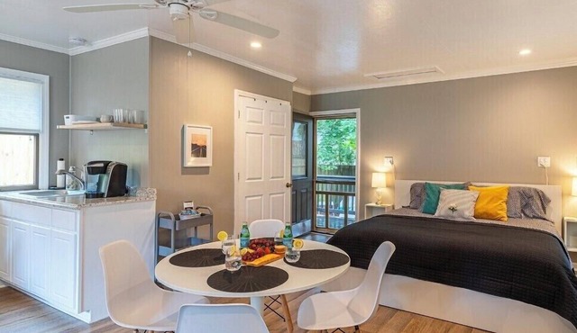 New Studio Charming cottage close to the beach & woods in Kill Devil Hills, NC.