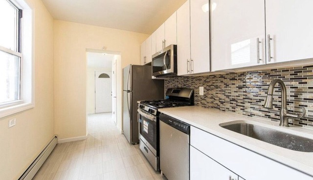 *NEW Stunning Spacious Home in Brooklyn!* 2 floors