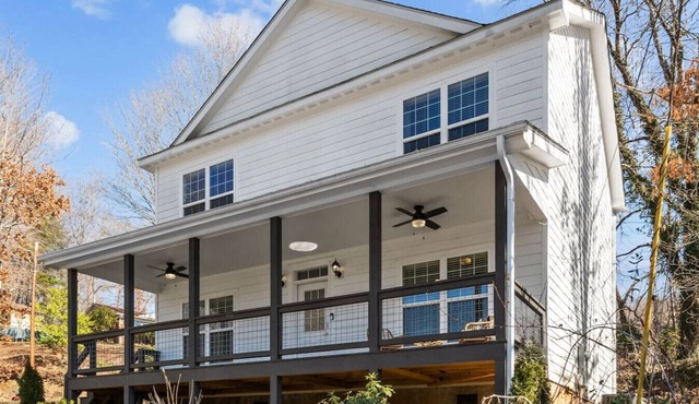 New Stylish House with Modern Amenities + Hot Tub