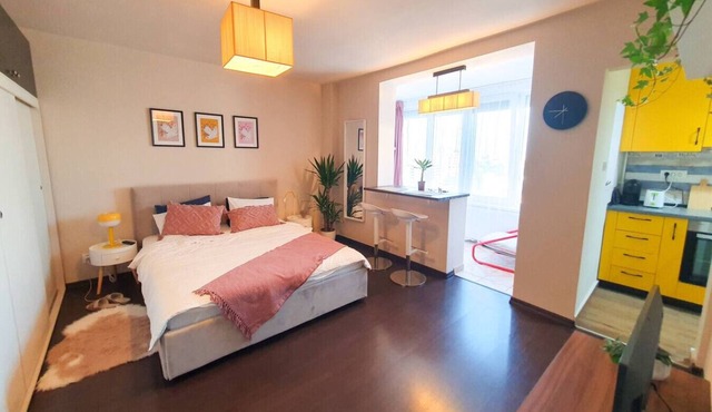 NEW. Take Panorama Studio Apartment: AC, jalouise