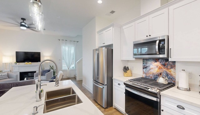 New townhome next to Eagle Point Golf Course, with grill, patio, and WiFi