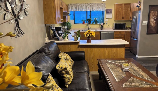New trailer with queen bed, air-con in Aldergrove, safe &quiet, privacy