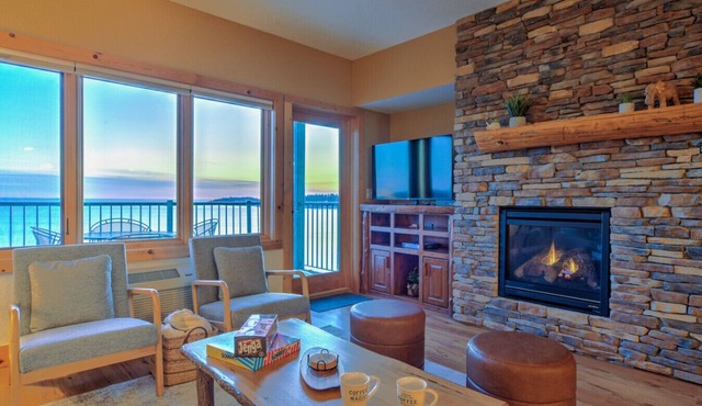 NEW: Two Harbors Superior Lakefront 2BR Corner | Pool | Hot Tub & Sauna | EV