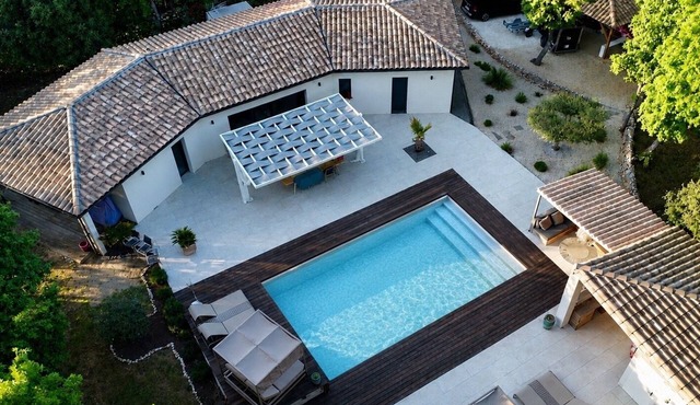 New villa 8 to 10 people, private heated pool