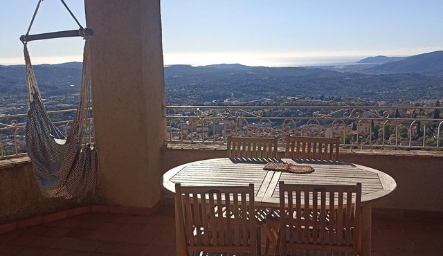 NEW. Villa on wooded plot with sea view on the heights of Grasse