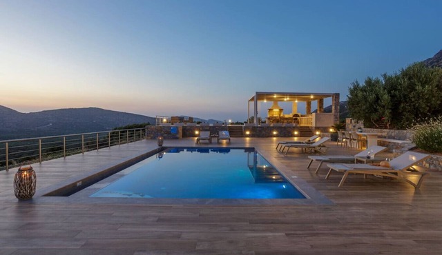 New Villa with heated Pool, BBQ & Kids Playground