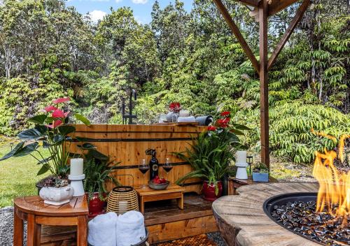NEW! Volcano Tea House Cottage 2-HotTub-FirePlace