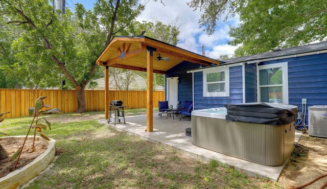 New! Walk to Square - Granbury Gem w/Hot Tub