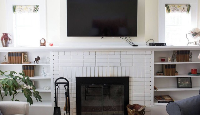New! Walk to Square ~ Hideaway in the Middle of Town ~ Summer Savings ~Sleeps 4