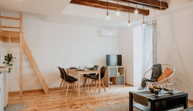 NEW✦ Your BoHo 2-Floor Flat ♥ | Center | 2BR+AC+TV+Ktcn
