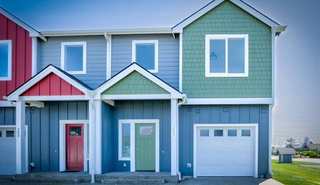 Newer 3-bed home: WiFi, AC a block from the beach!