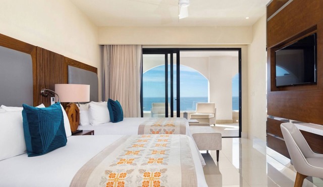 Newer 5 Star Luxurious Resort, Spacious living area and Clean