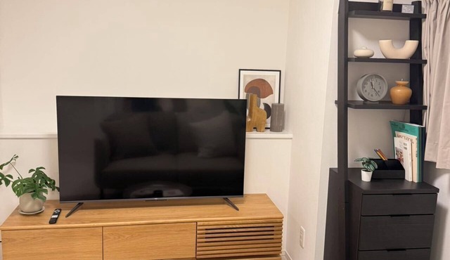 Newly - built 2 - bed 1 - living - room luxury apt, Rm 1302,