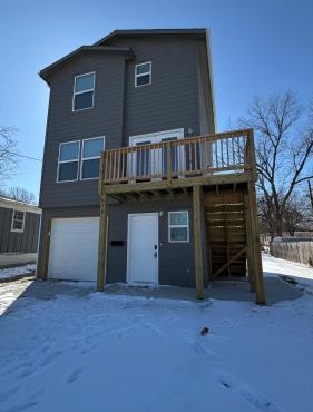 Newly built 3 level home 2 minute drive to UCM
