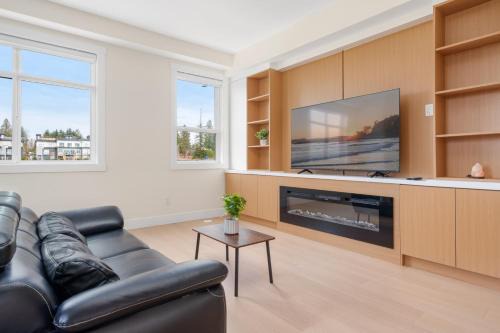Newly Built 3BR Townhome - Rooftop Patio and Garage