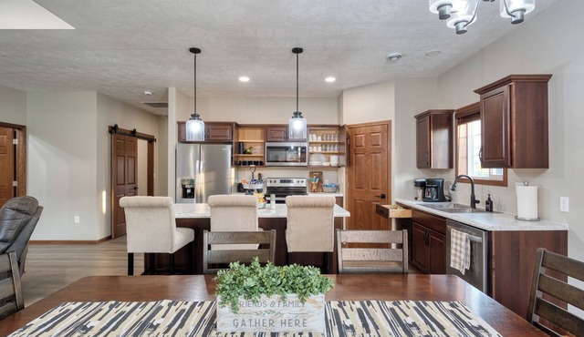 Newly built in May 2025 near golf course! One king room for two guests