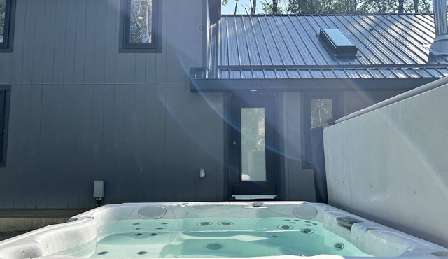 Newly built luxurious cabin with hot tub, jacuzzi and bbq grill and fire-pit!