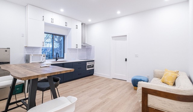 Newly built Queen suite with Private bathroom inside your suite in central Tor