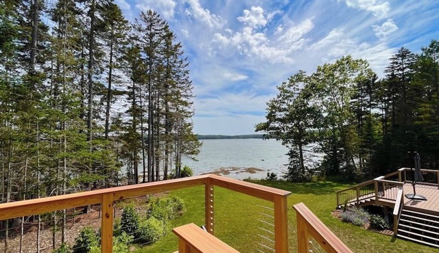 Newly-built waterfront home with fast WiFi, furnished deck, & washer/dryer