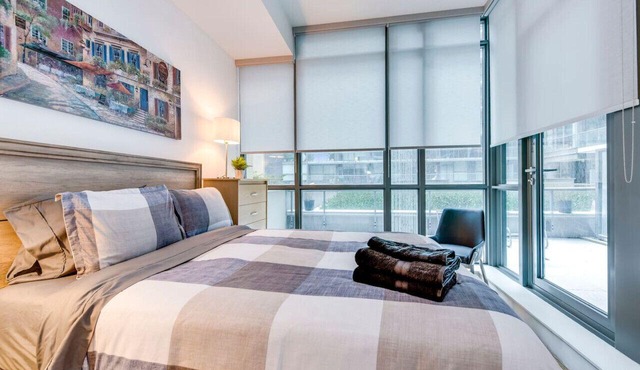 Newly Decorated 1BR Executive Suite in King West