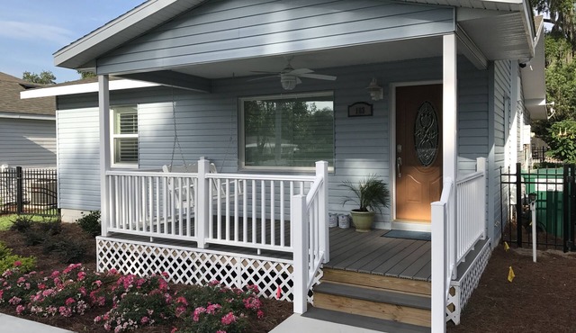 Newly Furnished 2 Bedroom, 1 1/2 Bath House With 2 Porches Close To The Villages