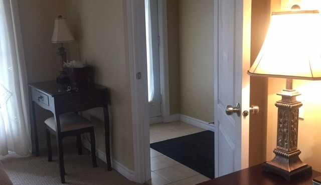 Newly refreshed lovely quiet 3 bdrm corner unit, fully furnished, hi speed wifi