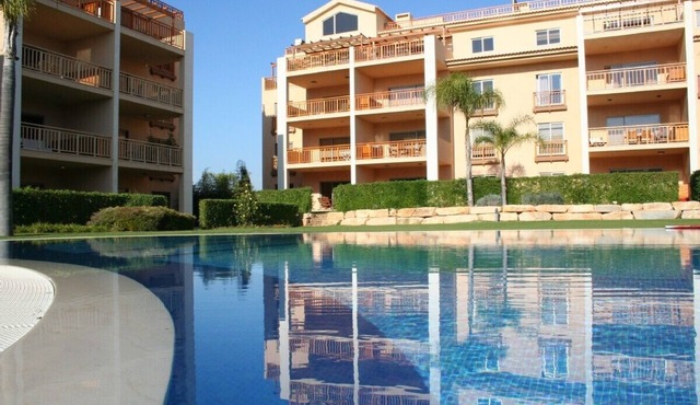NEWLY REFRUB LUX 2 bed Apart (Sleeps 4) FREE Wi-Fi Close to Marina Beach & Golf