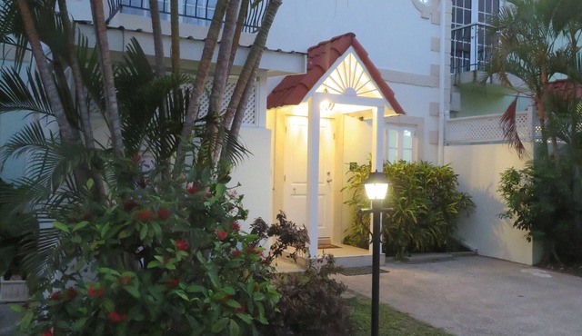Newly refurbished townhouse. 10 minutes walk to beach
