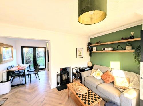 Newly Refurbished 3 Bed House with 2-Sided Wood Burner and Garden in Edinburgh