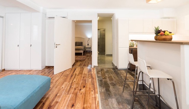 Newly refurbished central 2Be+LR AC 75 sqm apartment