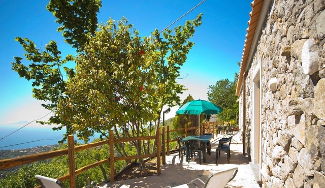 Newly refurbished holiday home with sunny terrace near Sorrento