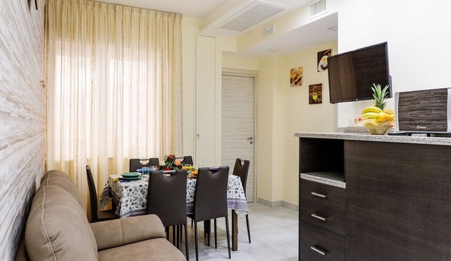 Newly refurbished centrally located 2 bedroom apartment near Sorrento