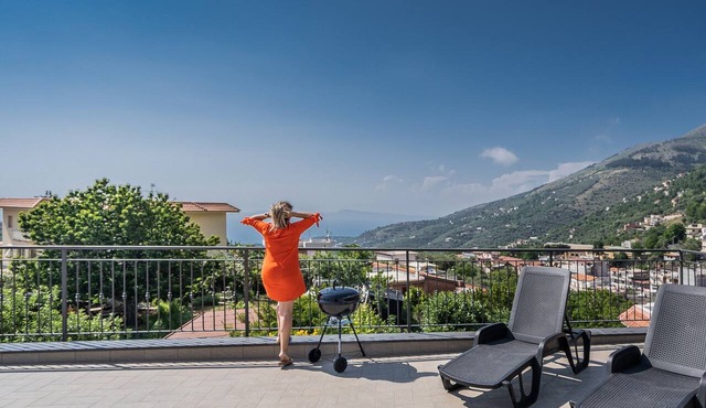 Newly refurbished two bedroom apartment for up to 6 guests near Sorrento