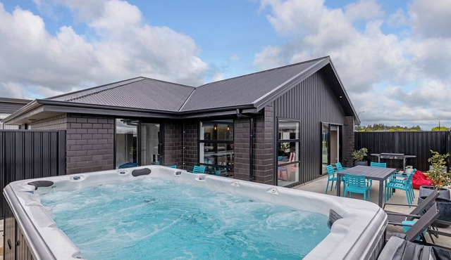 Newly refurbished sleeps 10 in exclusive Pinot Grove, Martinborough ,plunge pool