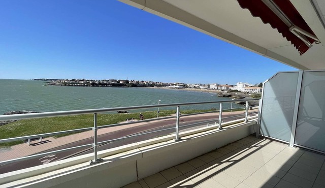 Newly refurbished studio with sea terrace and garage in Royan