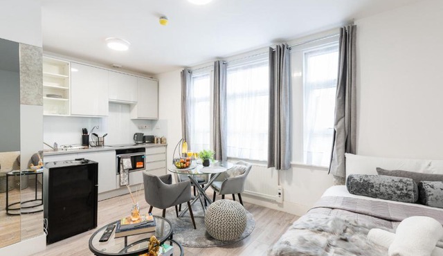Newly refurbished Studio in Kensal green F