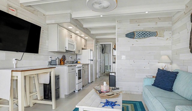 'Newly Remodeled' - Beautiful Beach 🏖️ themed Oceanfront Condo on Crescent Beach
