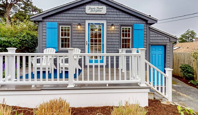 Newly remodeled cottage with hot tub, HOA beach & great deck space