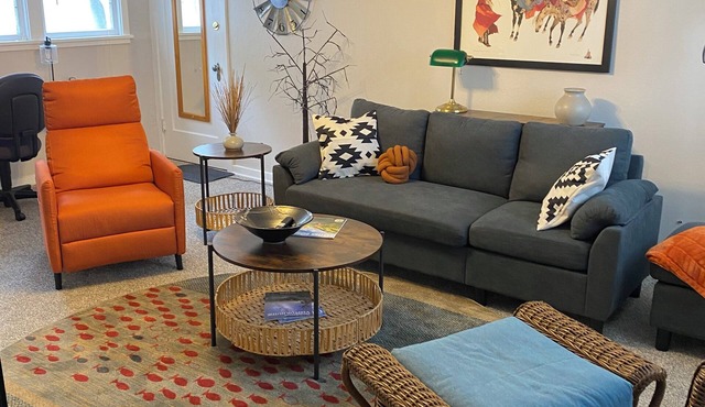 Newly remodeled desirable NW Hill home lower Apartment Walk to RoundUp/Downtown