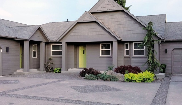 Newly remodeled, sleeps 6, with private backyard! Close to Walla Walla, WA