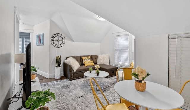 Newly Renovated 2 Bedrooms Sleeps 5
