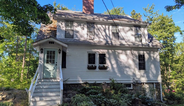 *Newly Renovated 4 Bedroom House Near Perkins Cove 5 minute walk to the Ocean