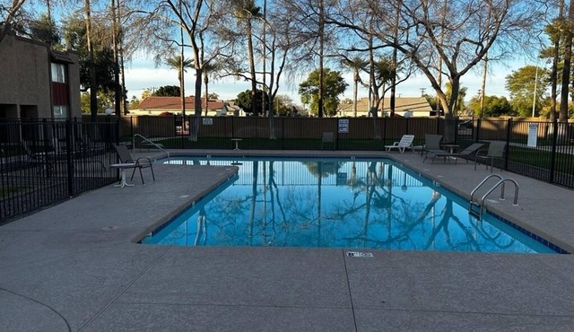 Newly renovated *Close to Old Town Scottsdale*work area, Wi-Fi, large TV