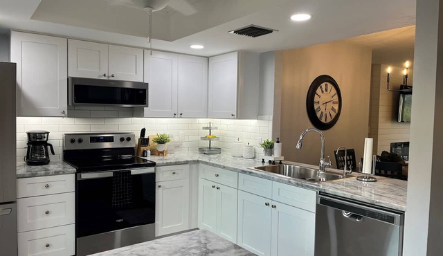Newly renovated Cypress Lake Condo with Pool, Hot Tub and Pickleball