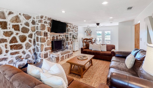 Newly Renovated Fantastic Family Home W/ Ping-Pong, Free WiFi, & Great Location