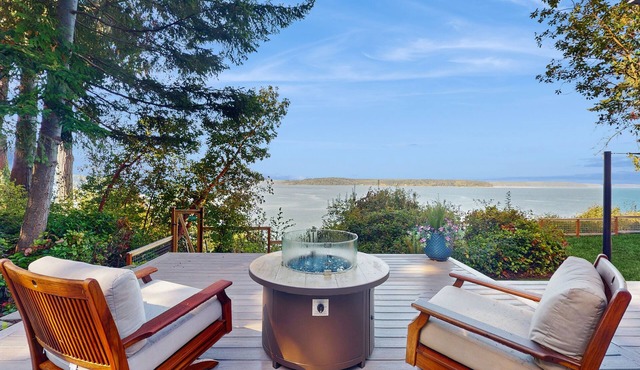 Newly renovated home with private hot tub and amazing sunset views, dog friendly