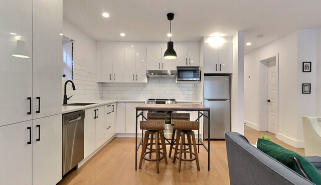 Newly renovated luminous open plan condo，near downtown,metro station